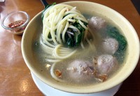 Bakso bumbu rujak berisi 6 butir bakso yang dilengkapi kangkung dan mie putih. Bumbu rujaknya dibuat dari gerusan kacang tanah, cabai rawit, dan gula merah.