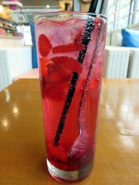 Bilas dahaga dengan Red Berry Day. Minuman menyegarkan ini dibuat dari soda Sprite dengan irisan buah dan sirup strawberry.