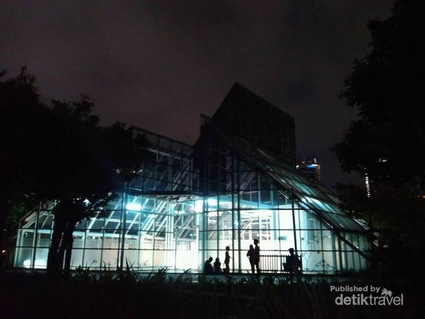 Taman Menteng Tempat Asyik Menghabiskan Malam Hari Di Jakarta