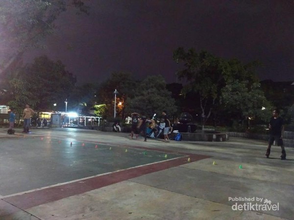 Taman Menteng Tempat Asyik Menghabiskan Malam Hari Di Jakarta