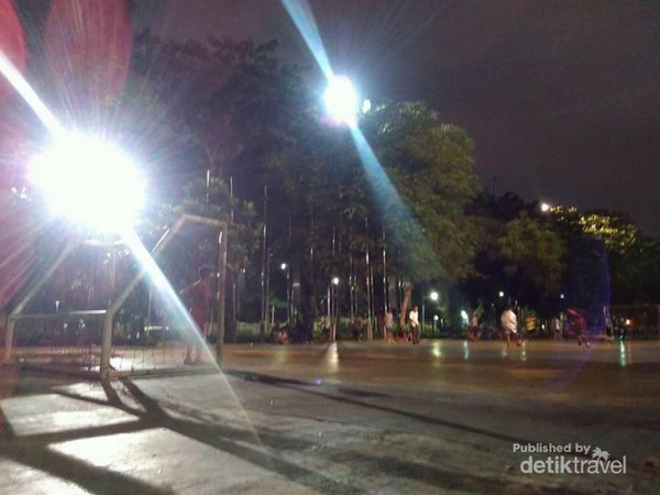 Taman Menteng Tempat Asyik Menghabiskan Malam Hari Di Jakarta