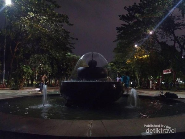 Taman Menteng Tempat Asyik Menghabiskan Malam Hari Di Jakarta