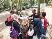 Dtravelers menyerbu pedagang cilok Dtravelers menyerbu pedagang cilok