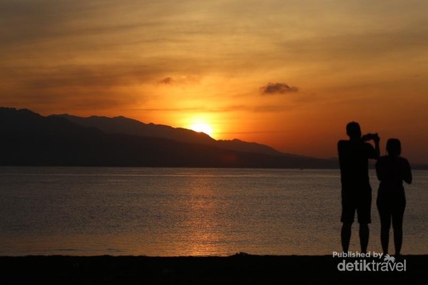 Mengejar Matahari Di Pantai Boom Banyuwangi