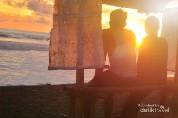 Senja Penuh Candu Dan Taman Payung Di Pantai Jetis Purworejo