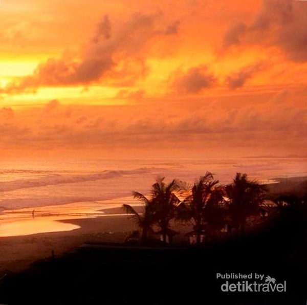 Senja Penuh Candu Dan Taman Payung Di Pantai Jetis Purworejo