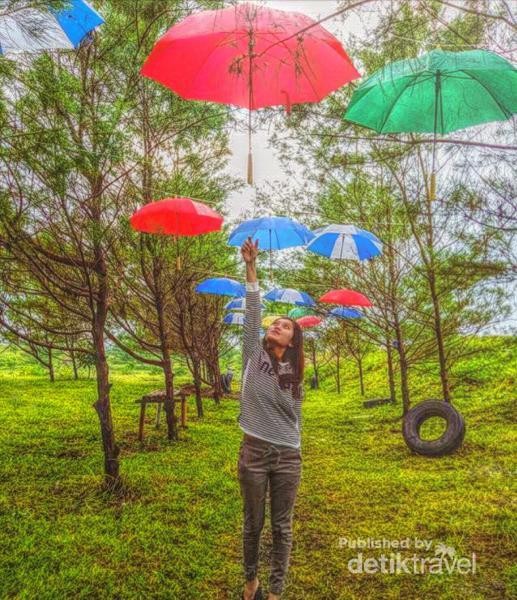 Senja Penuh Candu Dan Taman Payung Di Pantai Jetis Purworejo