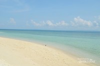 Pasir putih dan laut biru Pasir putih dan laut biru