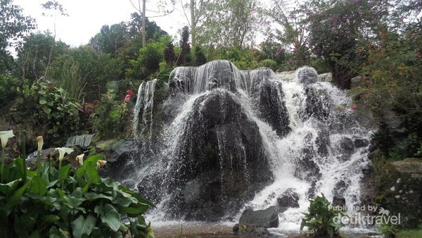 Curug Tilu Yang Tersembunyi Di Perkebunan Teh Bandung