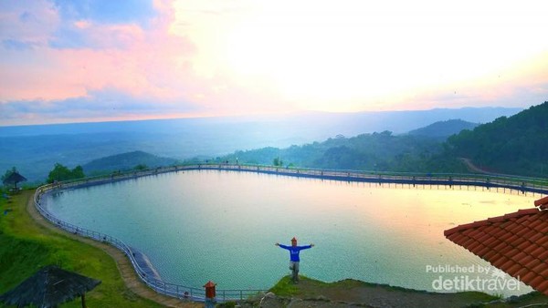 Sunset Romantis dari Embung Nglanggeran Yogya