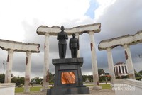 Patung Bapak Ir. Soekarno dan Moh Hatta yang berada di depan Tugu Pahlawan Patung Bapak Ir. Soekarno dan Moh Hatta yang berada di depan Tugu Pahlawan