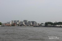 Salah satu sudut Bangkok dengan gedung yang diselingi pagoda Salah satu sudut Bangkok dengan gedung yang diselingi pagoda