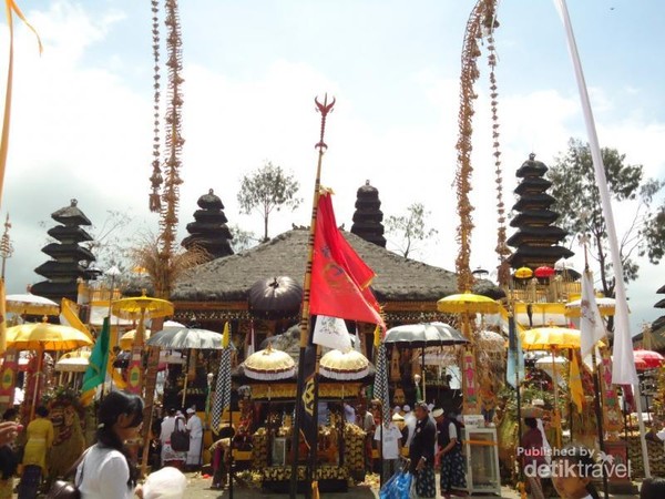 Mengenal Upacara Batara Turun Kabeh di Pura Besakih Bali