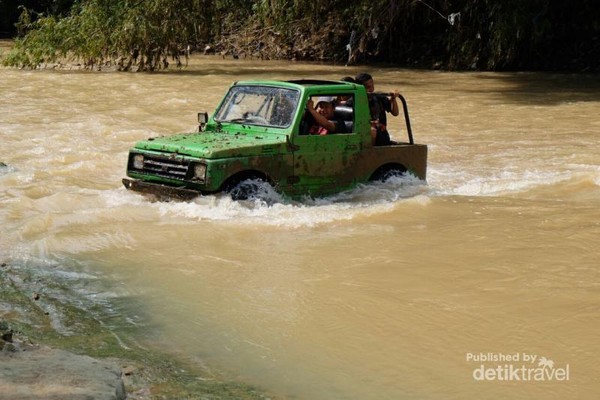 Wisata Offroad Melintasi Sungai Di Bejiharjo Yogyakarta