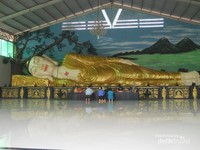 Patung Buddha tidur di vihara Bufdha Dharma Patung Buddha tidur di vihara Bufdha Dharma