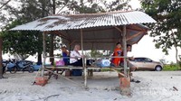 Salah satu pondok di tepi Pantai Pukan. Salah satu pondok di tepi Pantai Pukan.