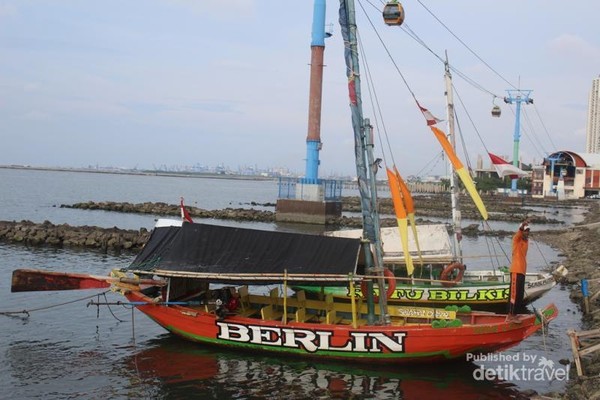 Menikmati Sore Sambil Naik Perahu di Pantai Ancol