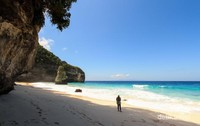 Langit yang cerah, laut biru dan pasir putih adalah kombinasi yang pas untuk rehat sejenak Langit yang cerah, laut biru dan pasir putih adalah kombinasi yang pas untuk rehat sejenak