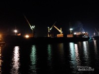 Kapal sandar di Pelabuhan Tanjung Intan Cilacap Kapal sandar di Pelabuhan Tanjung Intan Cilacap