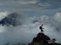 Sumbing dilihat dari Sindoro Sumbing dilihat dari Sindoro