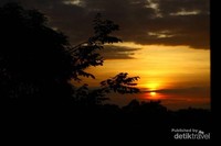 Sunrise yang indah yang bisa kamu nikmati dan rasakan kehangatannya Di kebun buah mangunan Sunrise yang indah yang bisa kamu nikmati dan rasakan kehangatannya Di kebun buah mangunan