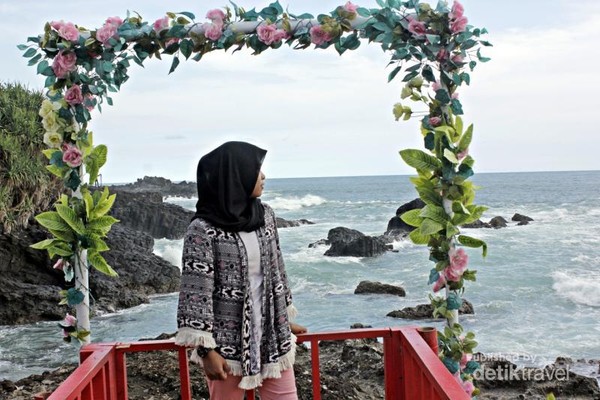 Spot Asyik Foto Di Pantai Menganti Jembatan Merah Gebyuran