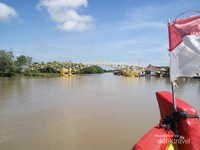 Jembatan apung seolah menjadi pintu selamat datang bagi traveler Jembatan apung seolah menjadi pintu selamat datang bagi traveler