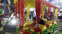 Asyiknya naik kereta mini Asyiknya naik kereta mini