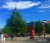 Stratford upon Avon, kota kelahiran William Shakespeare dengan latar belakang Royal Shakespere Theater. Stratford upon Avon, kota kelahiran William Shakespeare dengan latar belakang Royal Shakespere Theater.