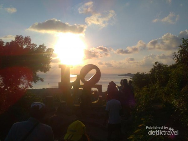 Serba Romantis di Bukit Love Karimunjawa Serba Romantis di Bukit Love Karimunjawa
