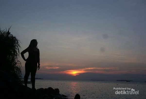 Senja Tenggelam Di Pantai Tanjung Gelam