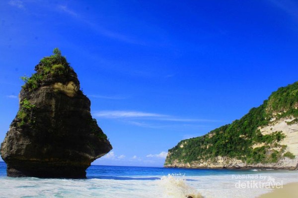 Wujud Batu Unik di Pantai Suwehan Bali