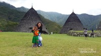 Bermain-main dengan anak-anak di Desa Wae Rebo Bermain-main dengan anak-anak di Desa Wae Rebo