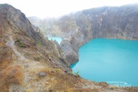 Kawah yang bersampingan yang warnanya hampir mirip namun tak sama Kawah yang bersampingan yang warnanya hampir mirip namun tak sama