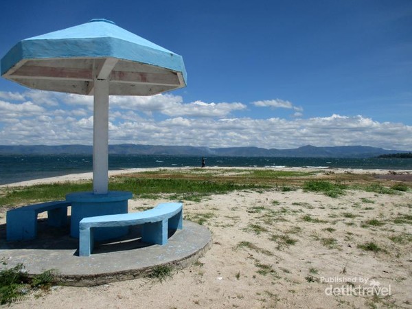 Cerita Gambar Pemandangan Menikmati Pantai di Danau Toba