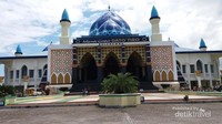 Perjalanan dari Makassar menuju Bulukumba, pasti akan melewati Mesjid indah ini Perjalanan dari Makassar menuju Bulukumba, pasti akan melewati Mesjid indah ini