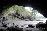 Karang yang membentuk sebuah gua di Pantai Karang Bolong. Letak pantai ini bersebelahan dengan Pantai Suwuk Karang yang membentuk sebuah gua di Pantai Karang Bolong. Letak pantai ini bersebelahan dengan Pantai Suwuk