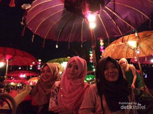 Penuh Payung Warna Warni Pantai La Pancha Di Bali