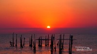 Menuju penghunjung senja di bibir dermaga Menuju penghunjung senja di bibir dermaga