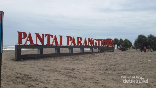 Pesona Pantai Parangtritis Yang Bikin Terhipnotis