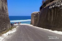 Pantai Pandawa diantara tinggi nya tebing-tebing batu. Pantai Pandawa diantara tinggi nya tebing-tebing batu.