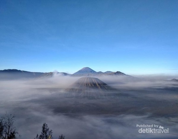 Download 860 Koleksi Gambar Gunung Berkabut Keren HD