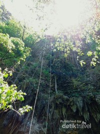 Menuruni gua jomblang setinggi 60 meter Menuruni gua jomblang setinggi 60 meter
