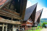 Beberapa rumah adat di Desa Meat. Beberapa rumah adat di Desa Meat.