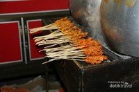 Sate Gurita Sabang sedang dibakar. Aromanya menggugah selera. Sate Gurita Sabang sedang dibakar. Aromanya menggugah selera.