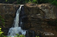 Penampang Curug Tengah yang terlihat eksotis berpadu dengan batuan yang menyusunnya Penampang Curug Tengah yang terlihat eksotis berpadu dengan batuan yang menyusunnya