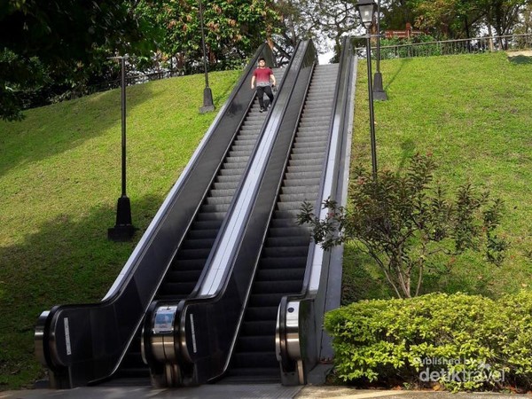 Eskalator di Fort Canning Park, Singapura Eskalator di Fort Canning Park, Singapura
