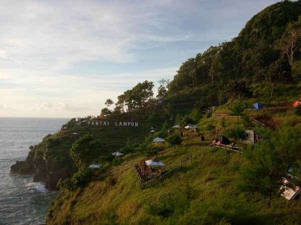 Asyiknya Kemah Di Tepi Pantai Lampon Jateng