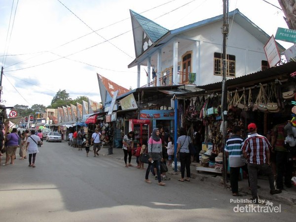 Pesona Desa Tomok di Pulau Samosir