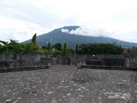 Benteng Kalamata sempat diduduki oleh Spanyol dan Belanda sampai akhirnya dipugar Pemerintah Indonesia di tahun 1994 Benteng Kalamata sempat diduduki oleh Spanyol dan Belanda sampai akhirnya dipugar Pemerintah Indonesia di tahun 1994